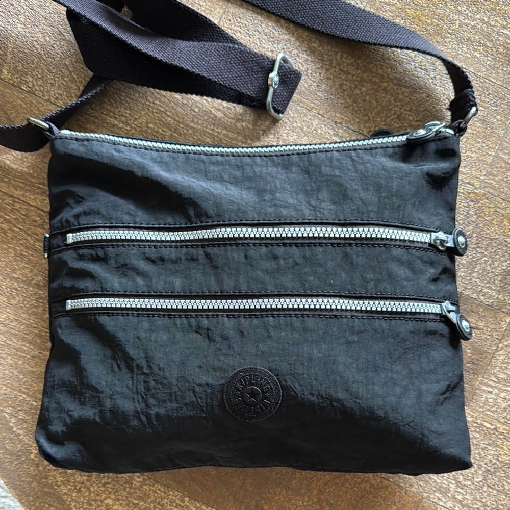 Kipling Black Crossbody Bag with Adjustable Strap and Sleek Design